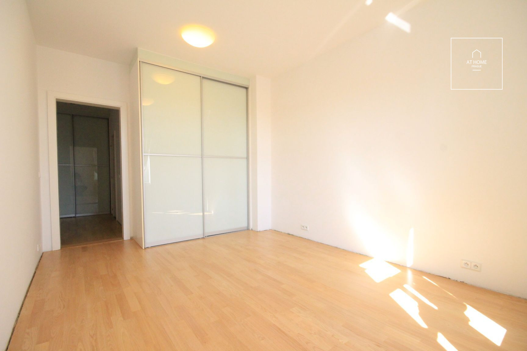 Unfurnished (furnishing possible), 4-bedroom apartment with terrace, Chopinova, Vinohrady
