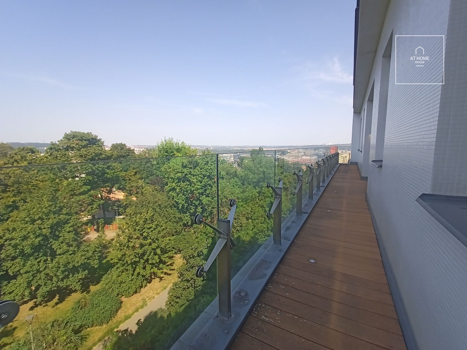 Unfurnished (furnishing possible), 4-bedroom apartment with terrace, Chopinova, Vinohrady