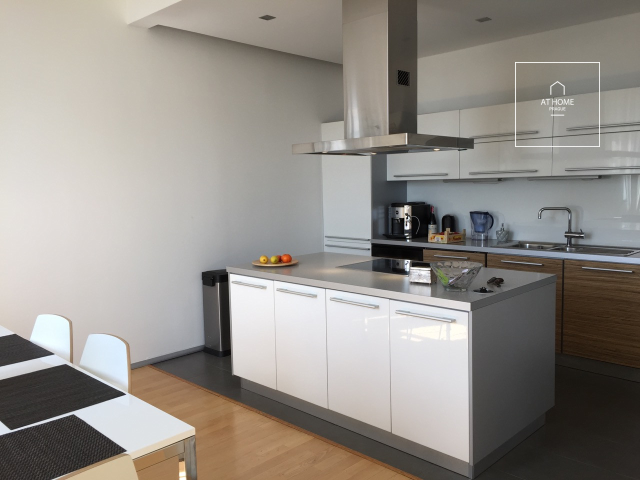 Unfurnished (furnishing possible), 5-bedroom apartment with terrace, Chopinova, Vinohrady
