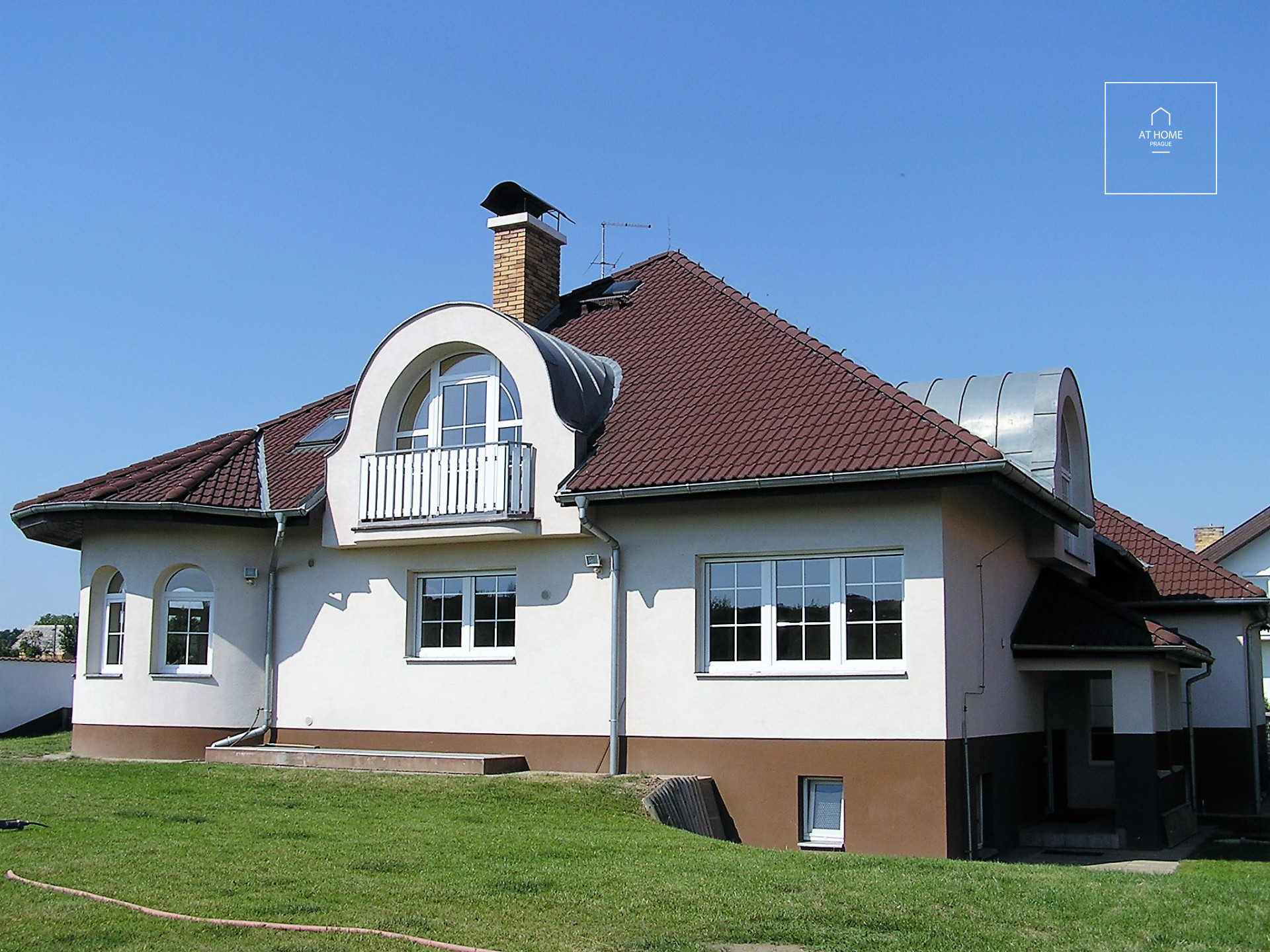 Unfurnished, spacious villa in Průhonice