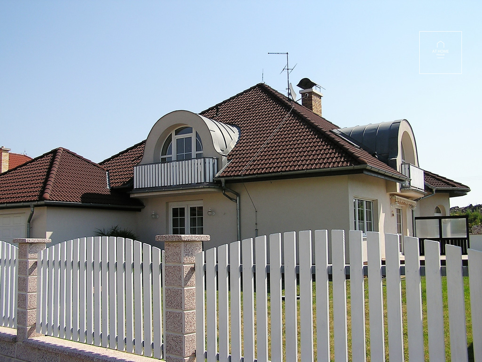 Unfurnished, spacious villa in Průhonice