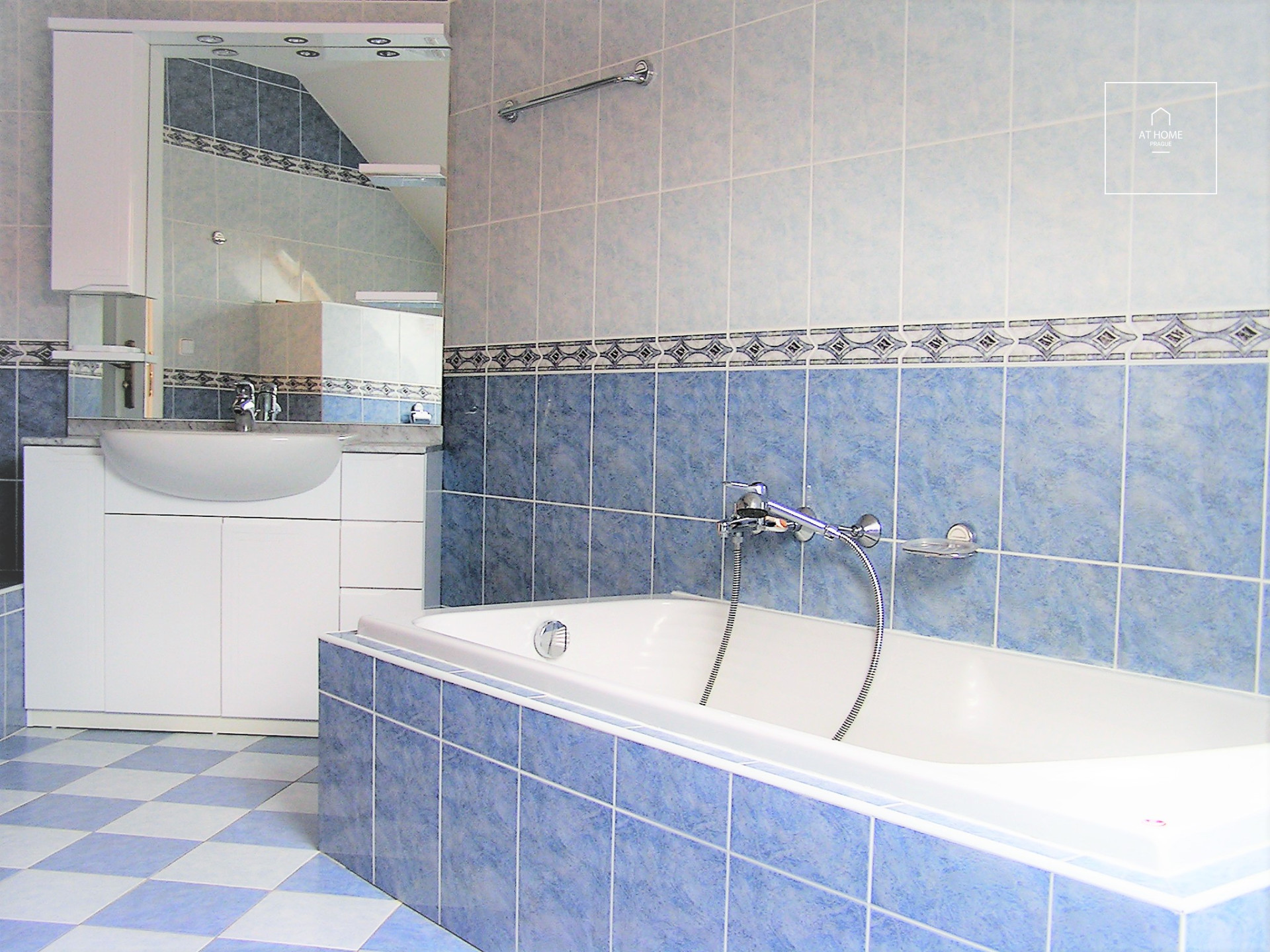 Unfurnished, spacious villa in Průhonice
