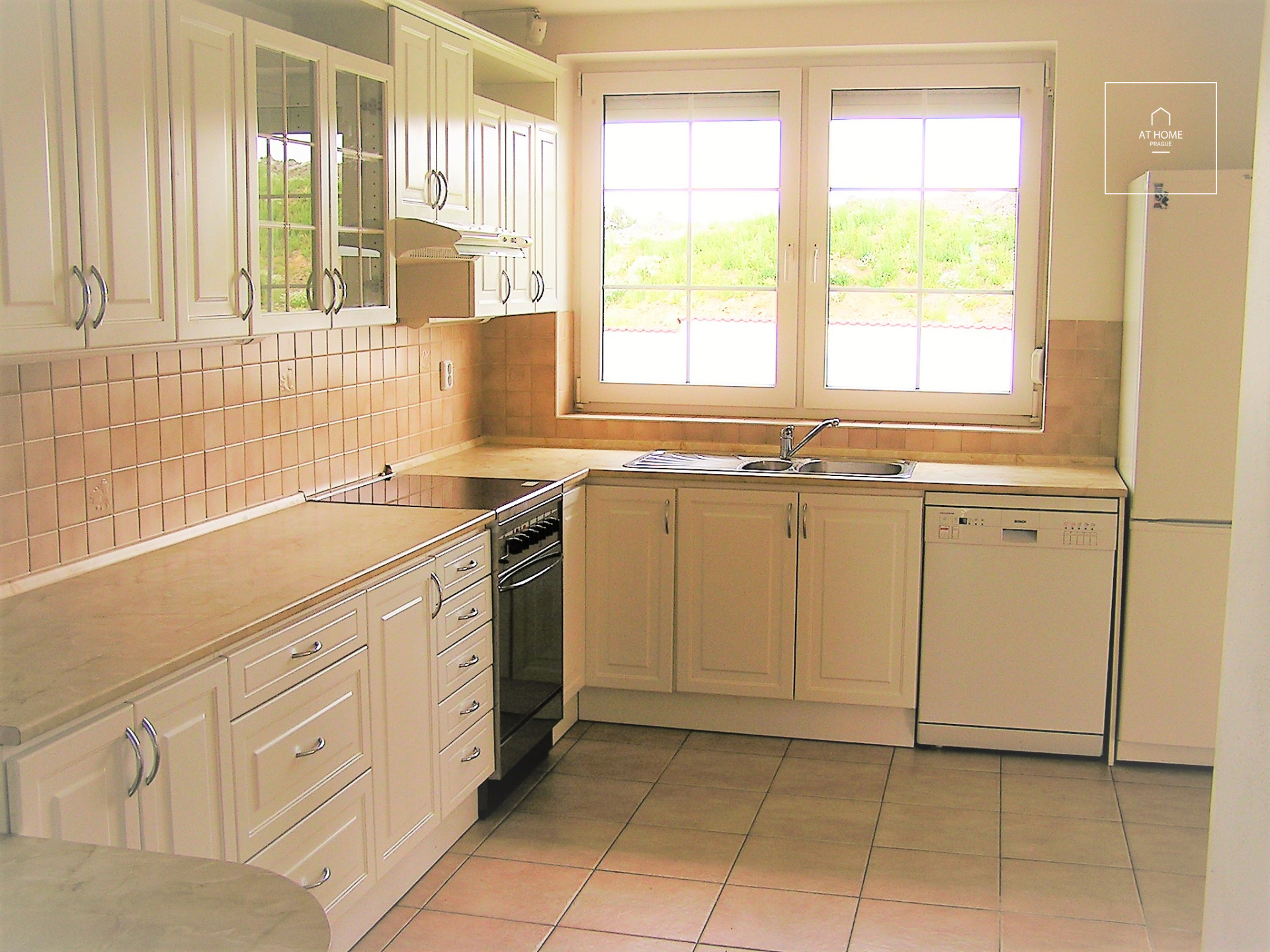 Unfurnished, spacious villa in Průhonice