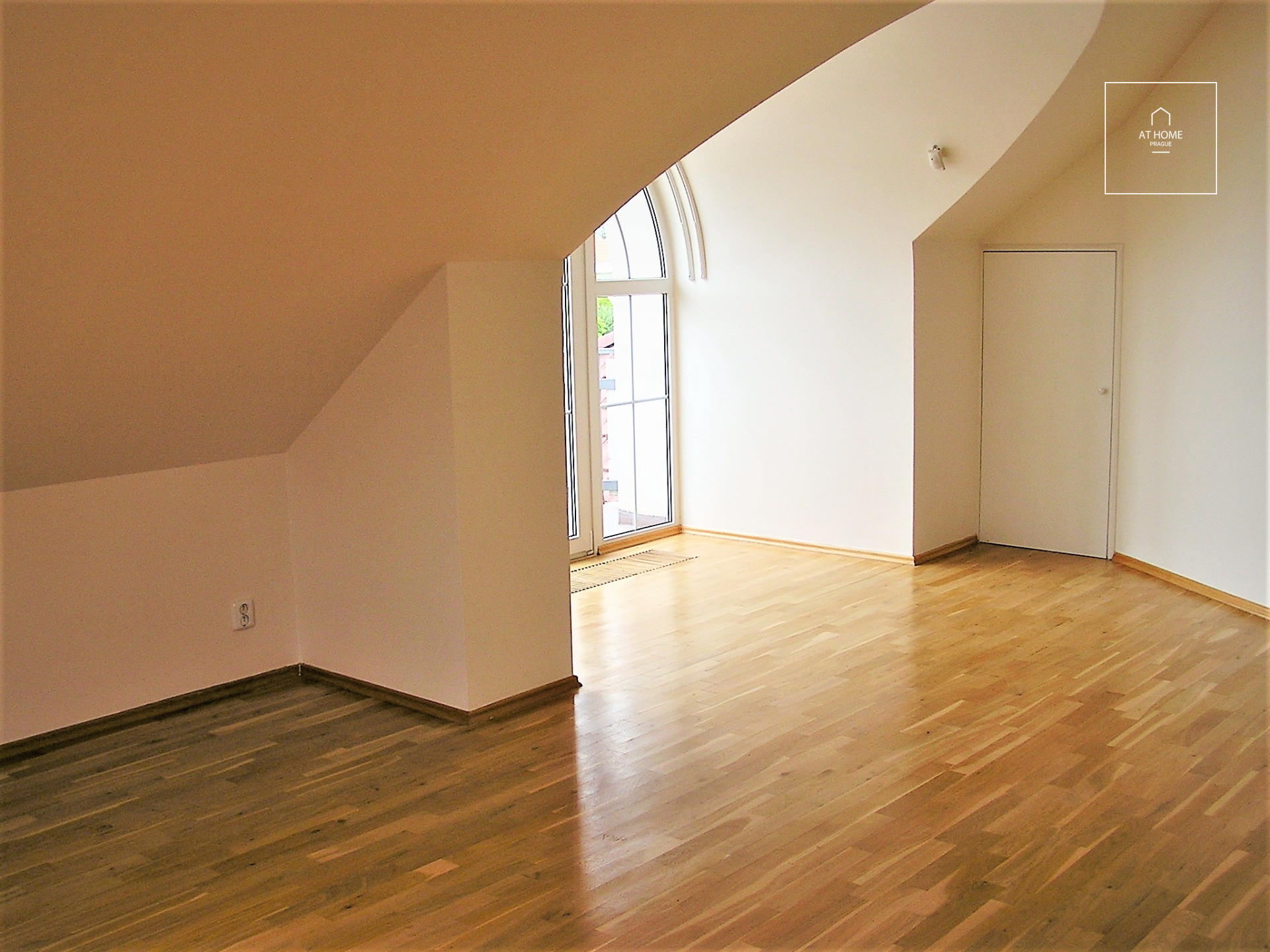 Unfurnished, spacious villa in Průhonice
