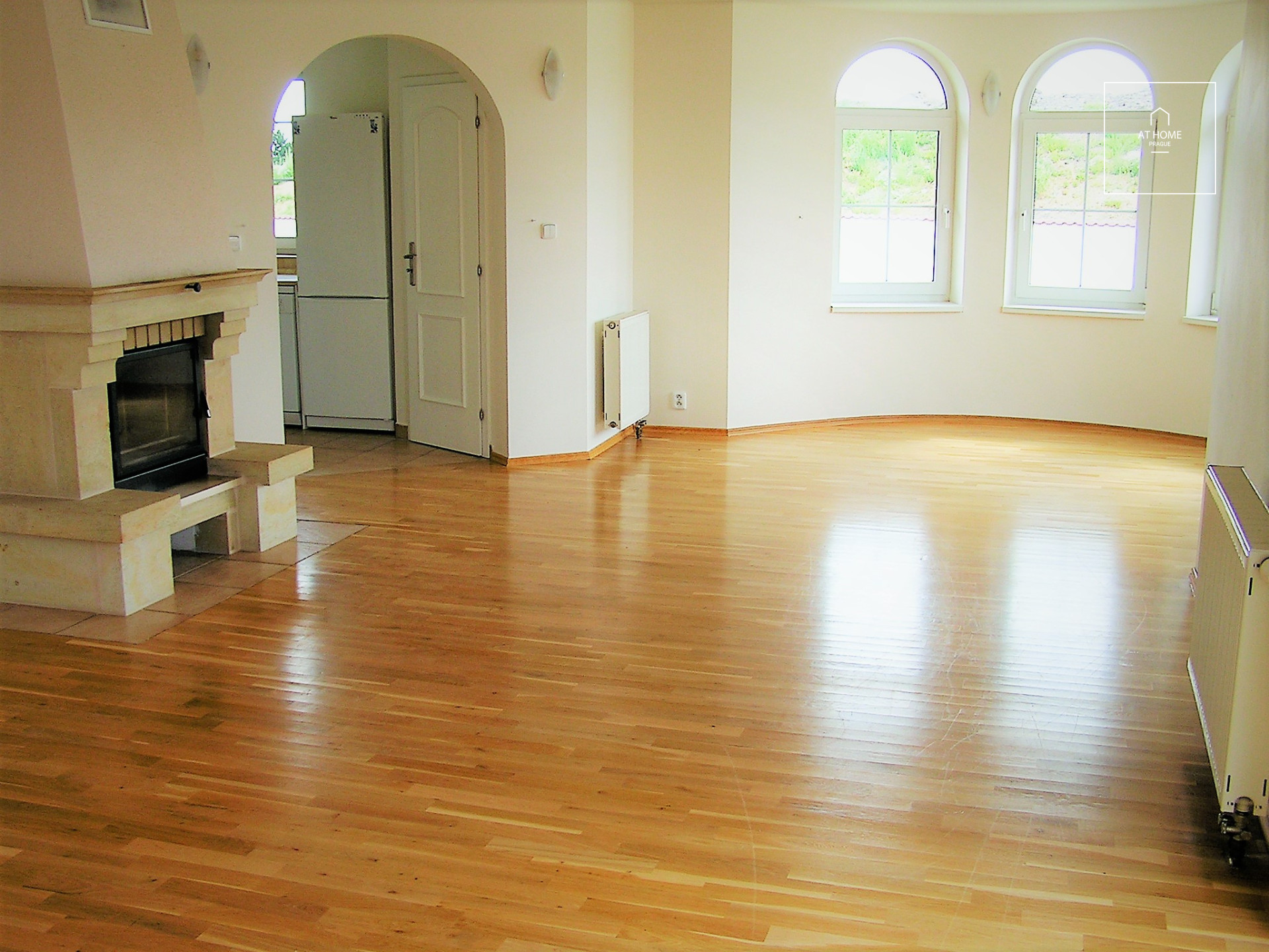 Unfurnished, spacious villa in Průhonice
