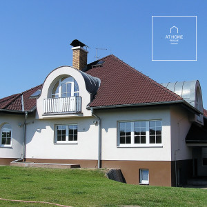 Unfurnished, spacious villa in Průhonice