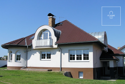 Másolat - Nezařízená, velká vila v Průhonicích