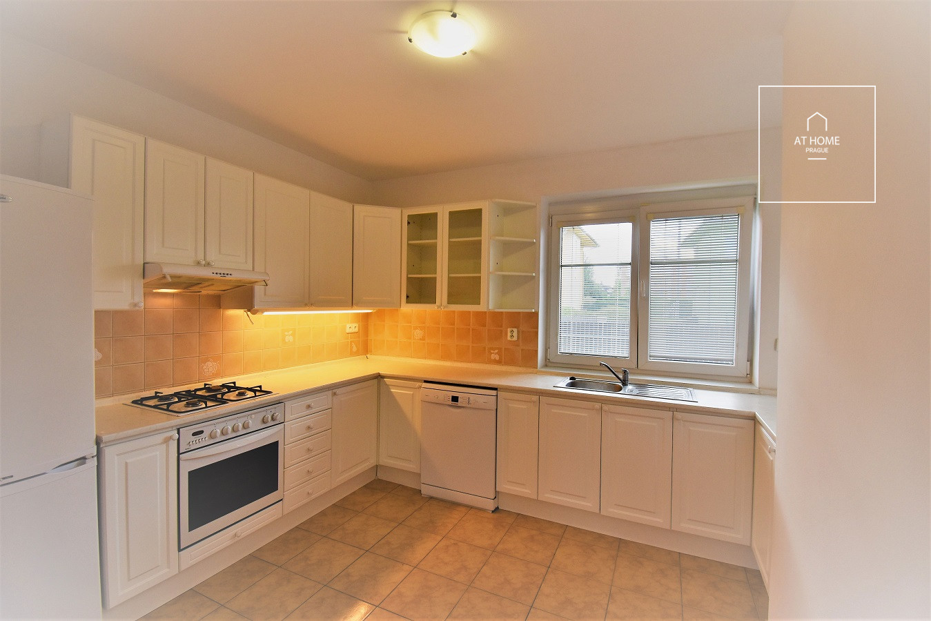 Unfurnished, spacious 4-bedroom family house with garden, Pod Valem II., Průhonice