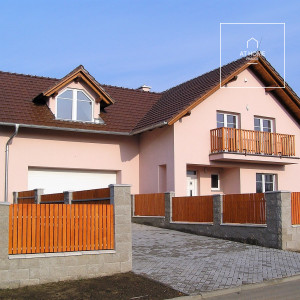 Nezařízený, velký čtyřložnicový rodinný dům se zahradou, Pod Valem II., Průhonice