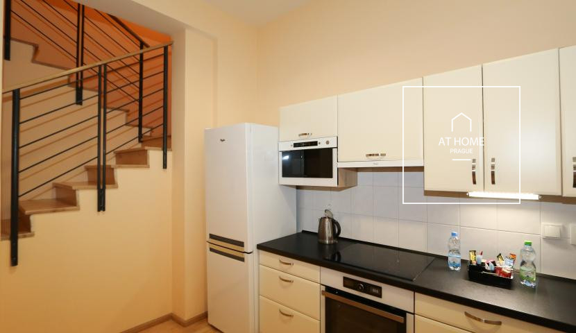 Duplex 4+1 v přízemí renovovaného klasického domu, Vinohrady