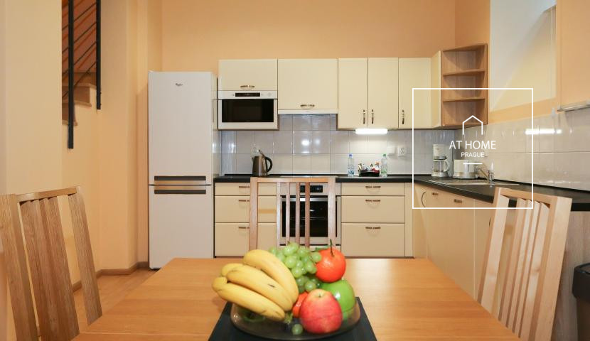 Duplex 4+1 v přízemí renovovaného klasického domu, Vinohrady