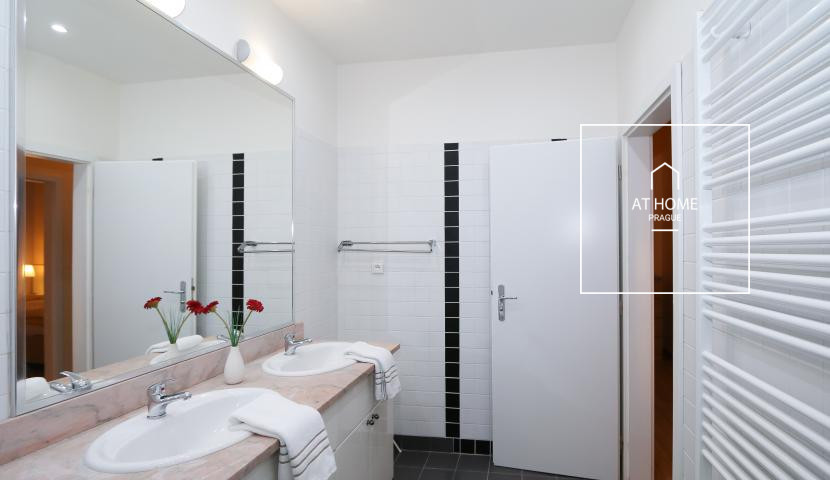 Duplex 4+1 v přízemí renovovaného klasického domu, Vinohrady