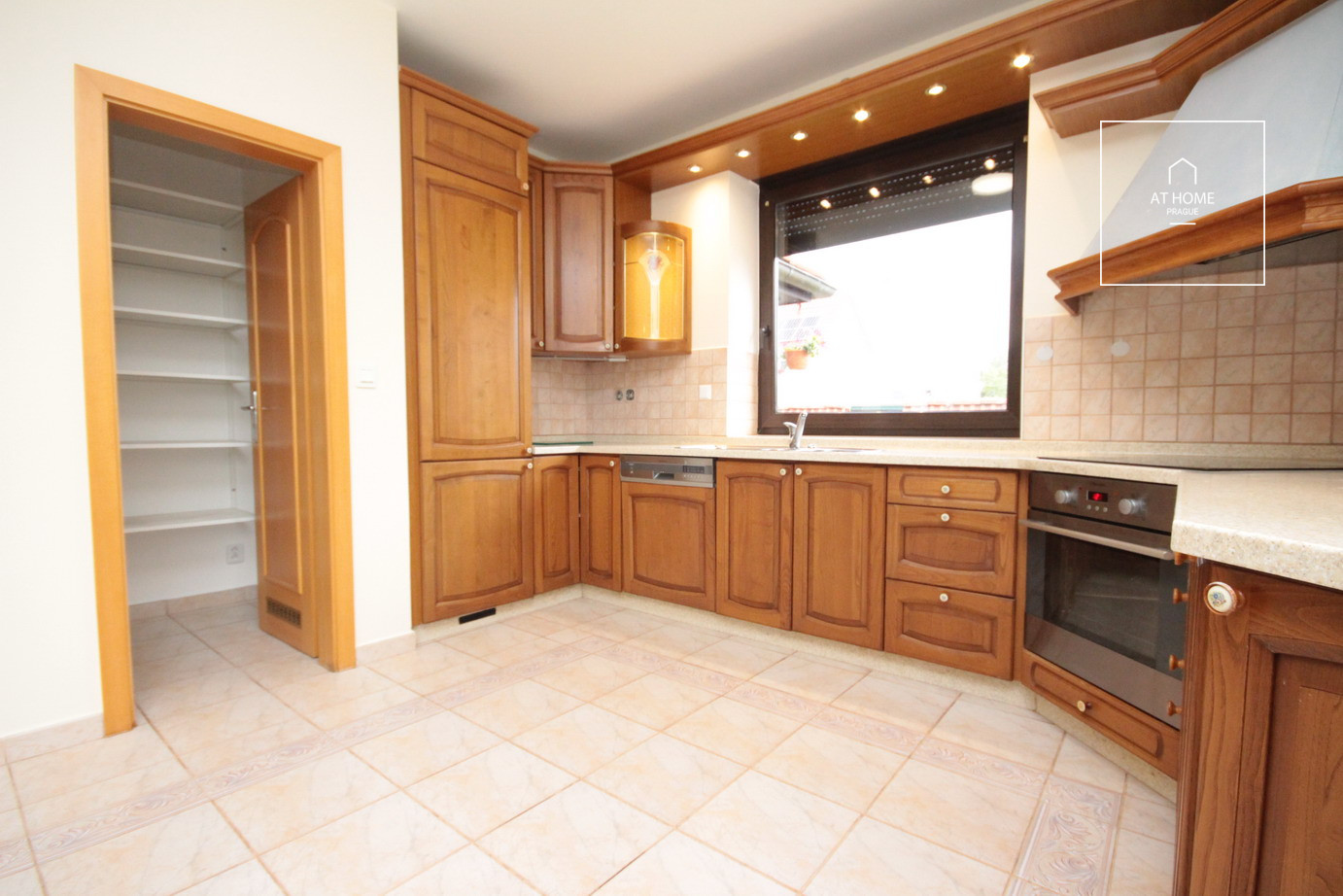 Spacious, luxurious 6-bedroom family house with terrace, Do Oříšků, Horoměřice