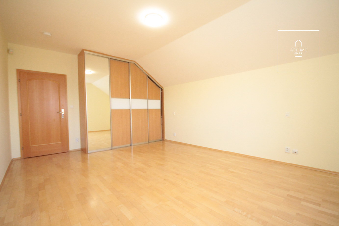 Spacious, luxurious 6-bedroom family house with terrace, Do Oříšků, Horoměřice