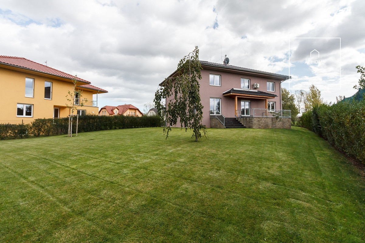 Brand new family house with garden in Průhonice