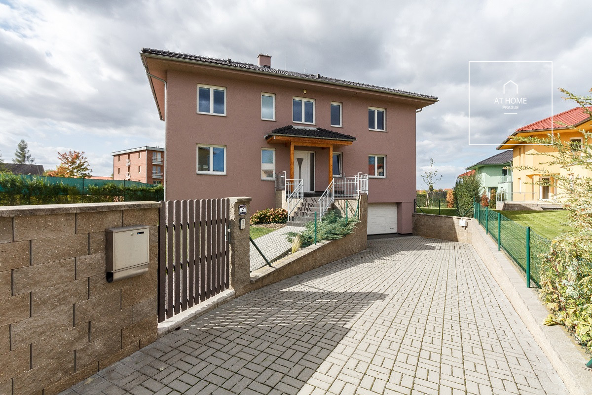 Nová pětiložnicová vila s velkou zahradou v Průhonicích