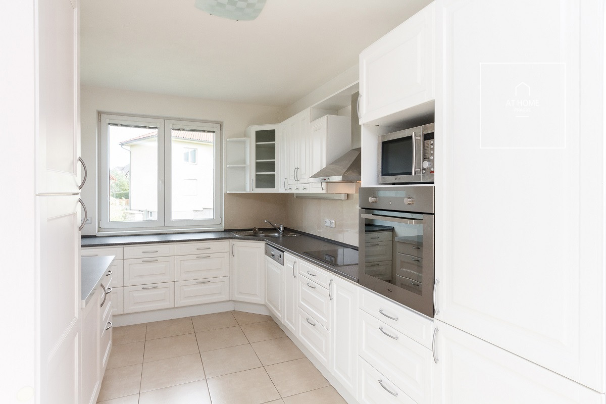 Brand new family house with garden in Průhonice