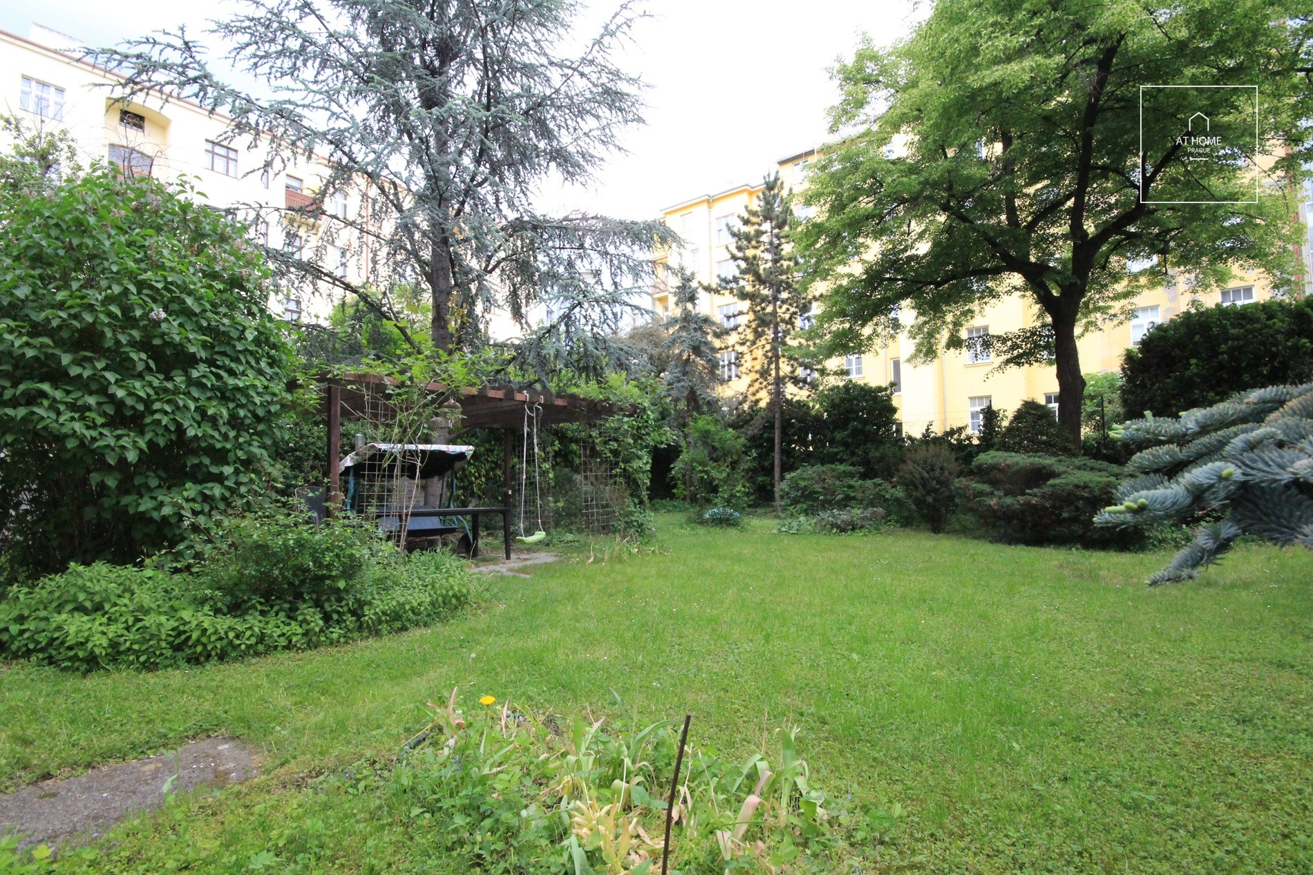 Zařízená garsonka s terasou, Chopinova, Vinohrady