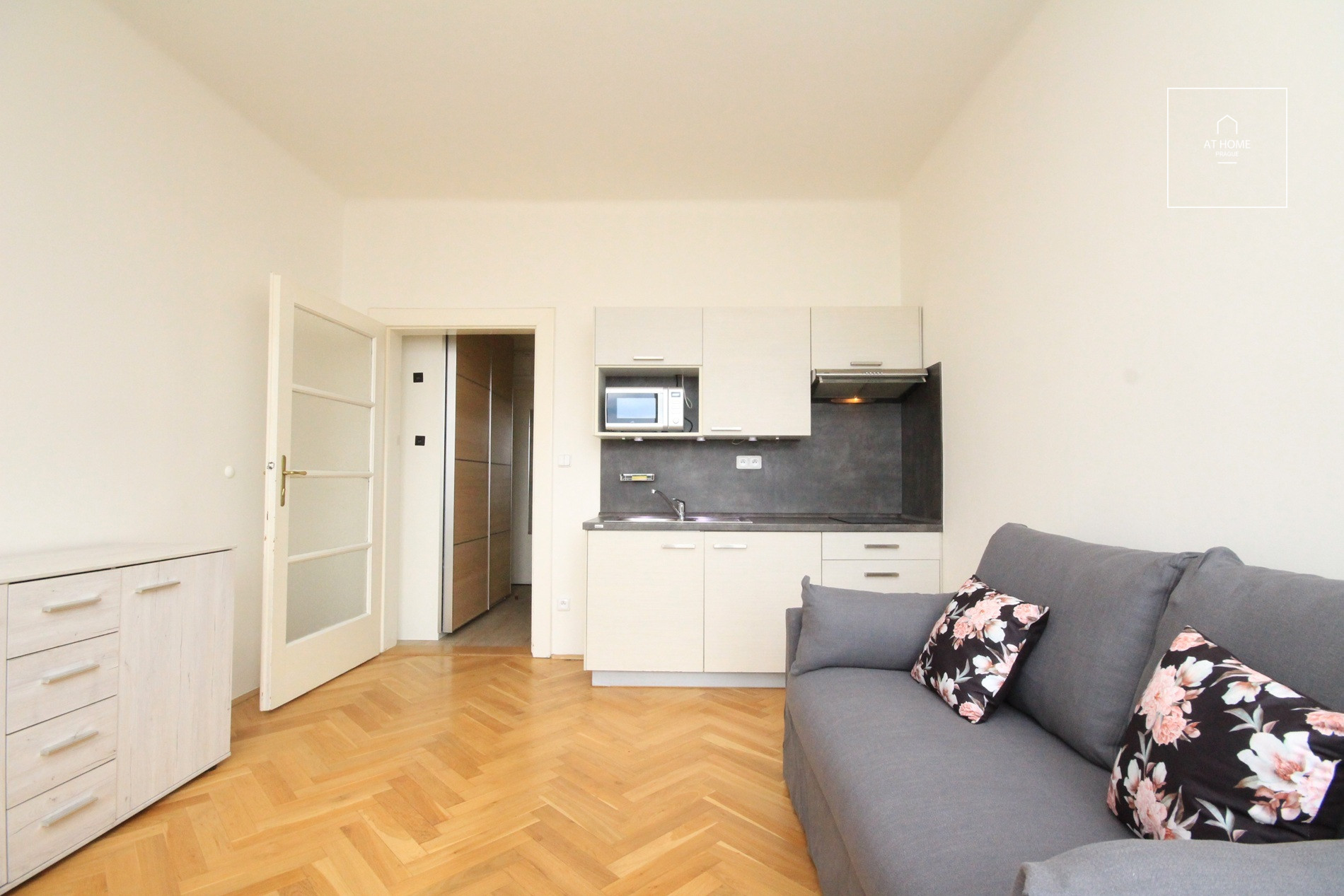Fully furnished studio with terrace, Chopinova, Vinohrady