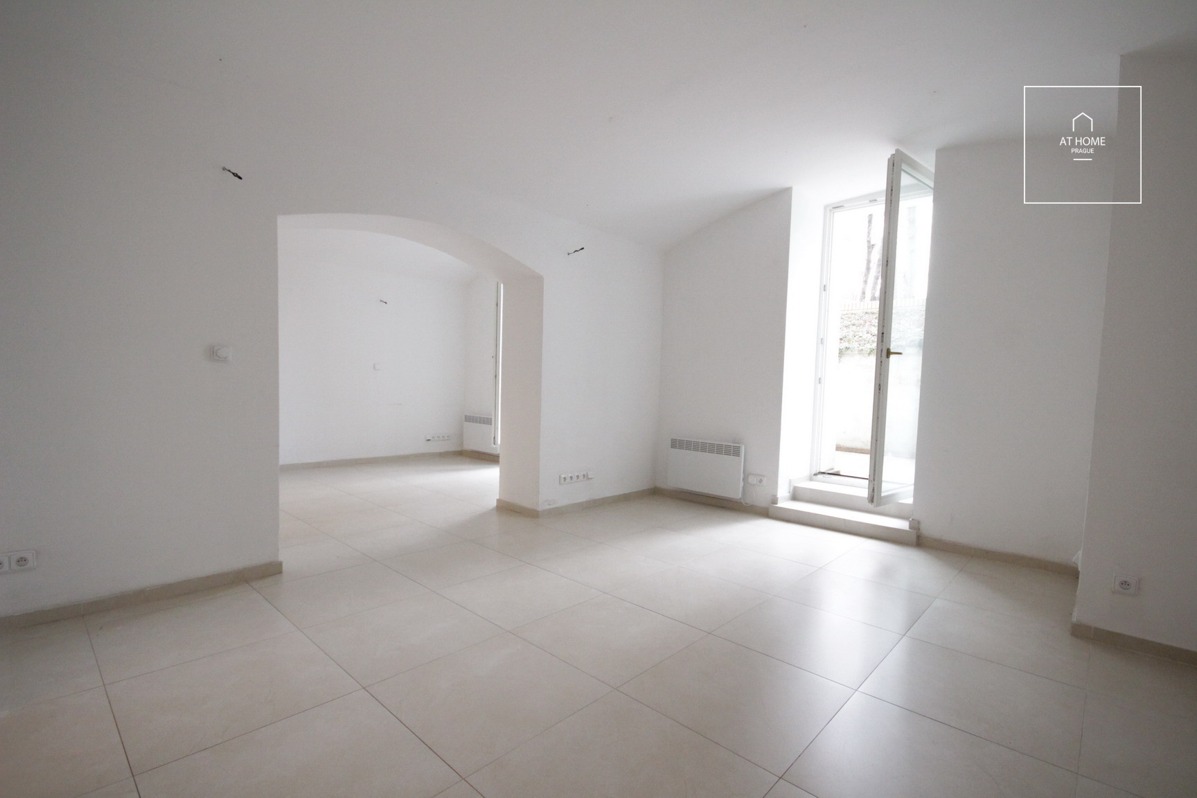 Nice bright commercial space, two rooms, Kubelíkova, Žižkov