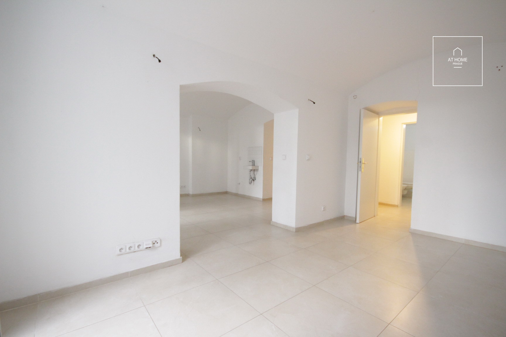 Nice bright commercial space, two rooms, Kubelíkova, Žižkov