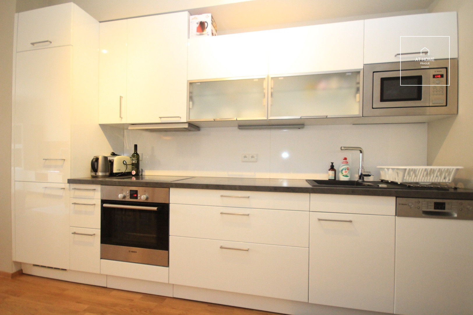 Zařízený, moderní byt 2+kk s balkónem, Baarova, Michle