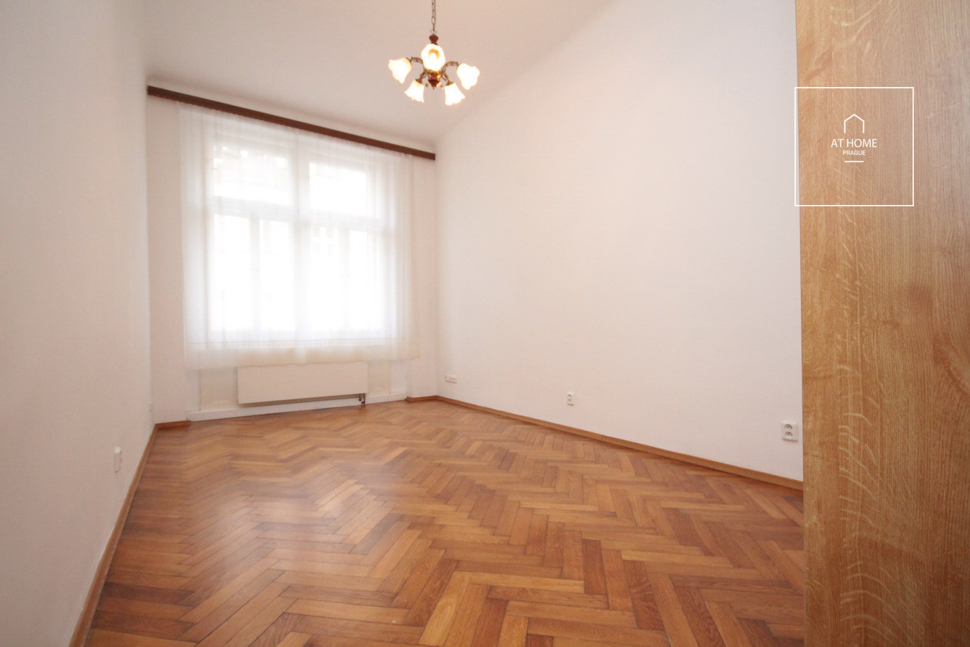 Nezařízený byt 3+1 s balkónkem v secesním činžovním domě, Staré Město