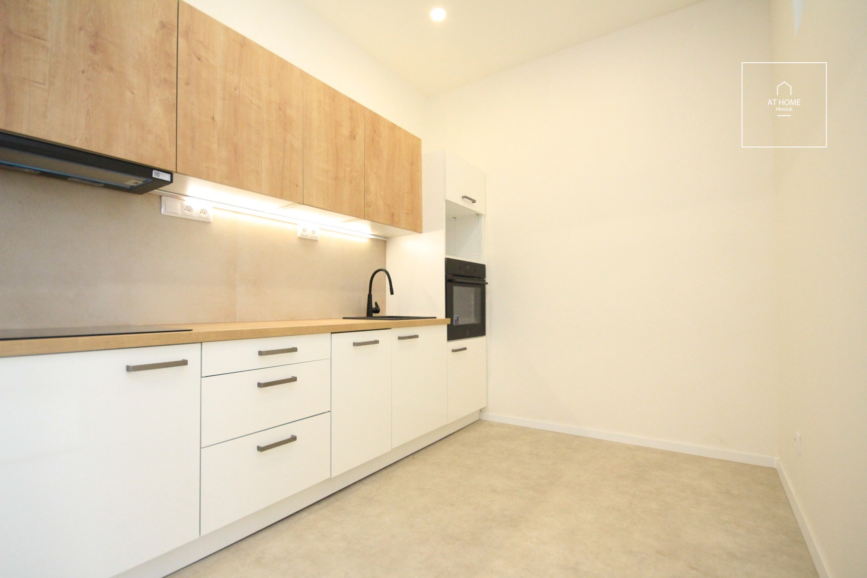 Unfurnished 1-bedroom apartment, Praha 7 - Holešovice